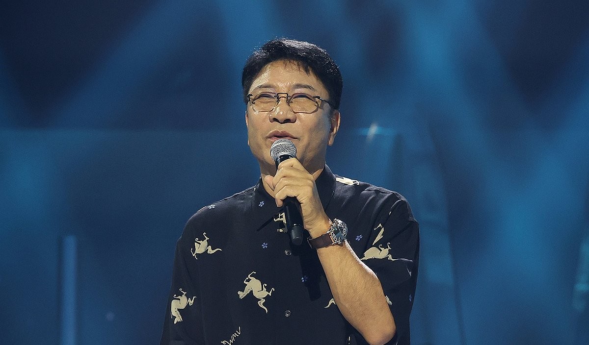 Lee Soo-man Returns After 3 Years With 24 Idols and a New Camera Tech