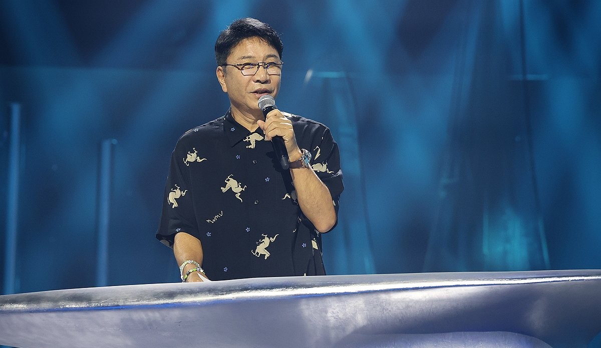 Lee Soo-man Returns After 3 Years With 24 Idols and a New Camera Tech