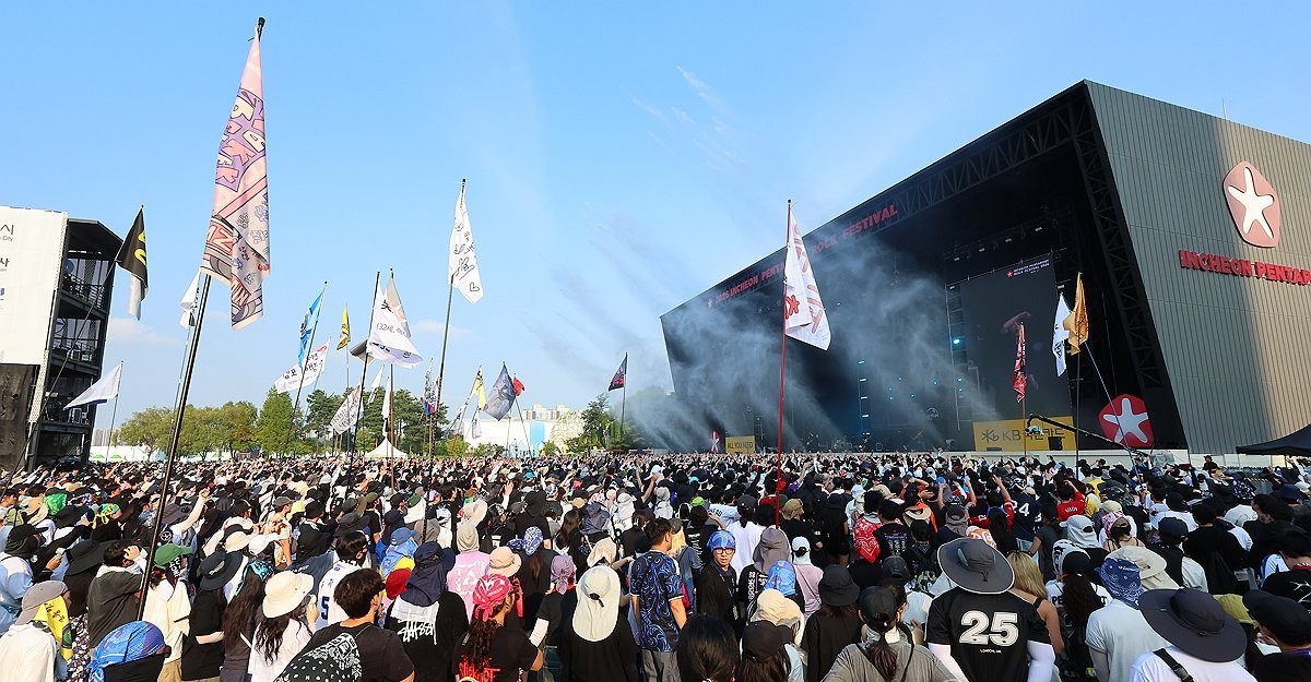 Massive Attack Revives Korean Protest Anthems at Pentaport Rock Festival
