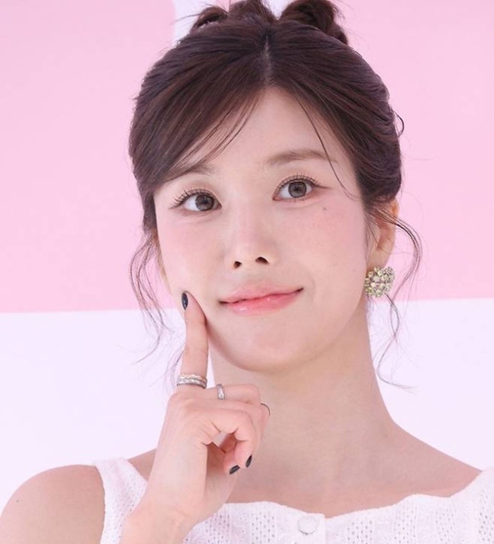 Kwon Eun-bi Steps In to Calm Fans After Collision Cancels Fan Sign