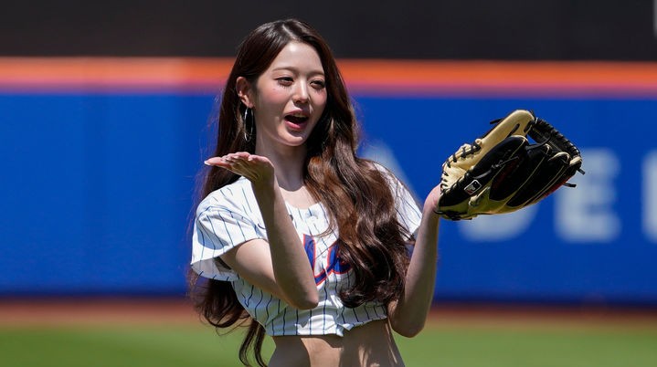 Jang Wonyoung's First Pitch at a Mets Game Hit #1 on US Trending, and the Mets Won