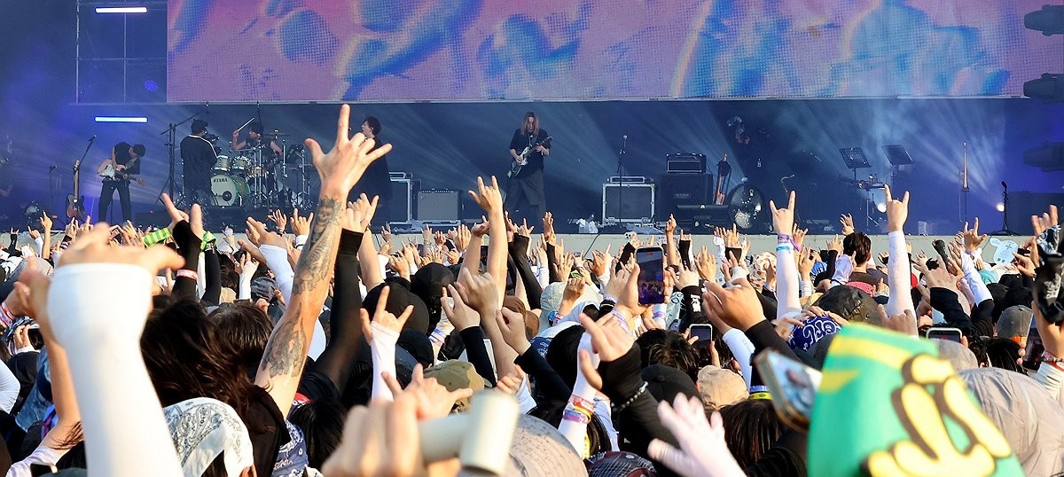 Massive Attack Revives Korean Protest Anthems at Pentaport Rock Festival
