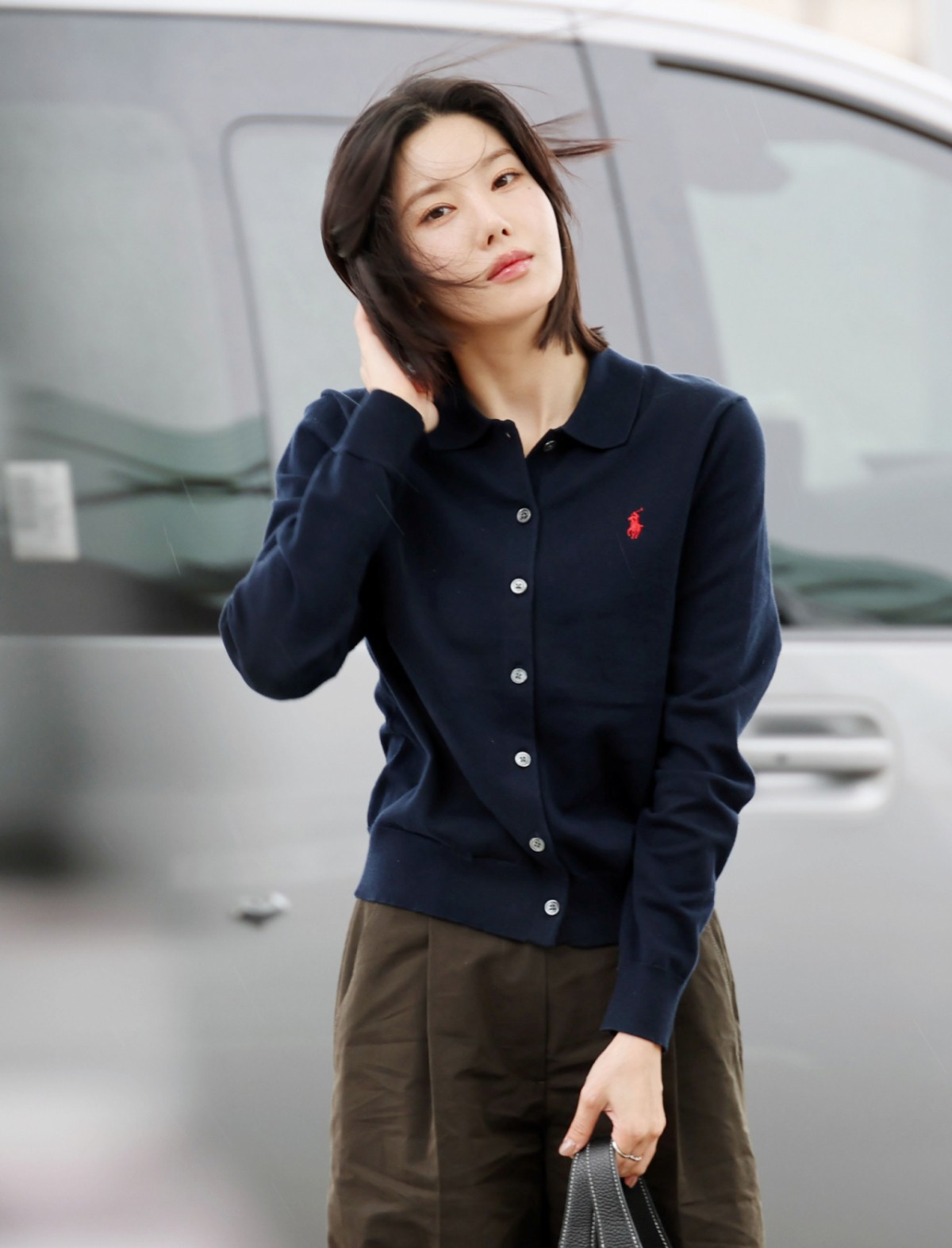 Kwon Eun-bi Steps In to Calm Fans After Collision Cancels Fan Sign