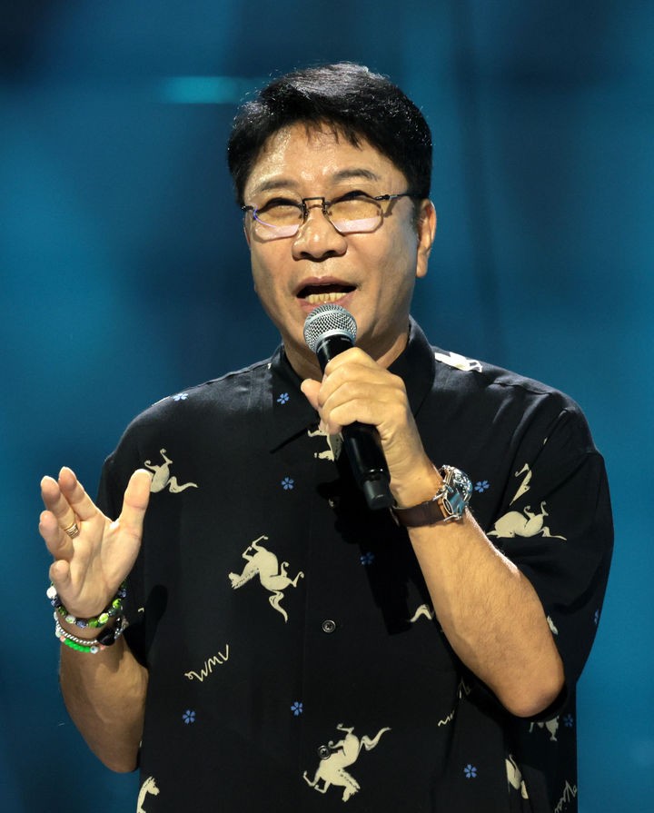 Lee Soo-man Returns After 3 Years With 24 Idols and a New Camera Tech