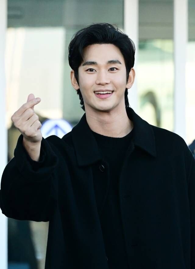 Kim Soo-hyun Returns to Korean Stage 18 Months After Allegations Cleared