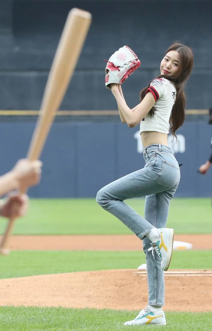 IVE's Jang Wonyoung to Throw First Pitch at Mets vs. Dodgers Game in New York