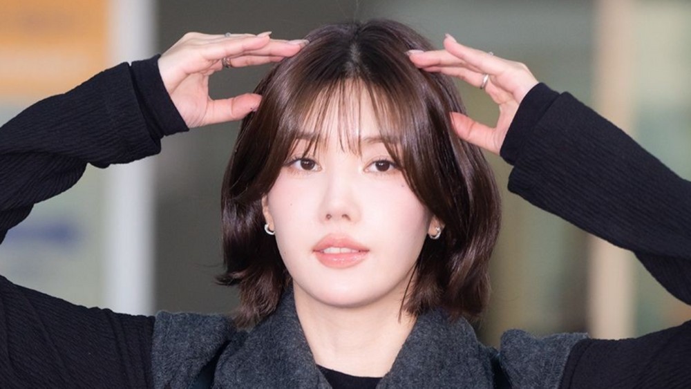 Kwon Eun-bi Steps In to Calm Fans After Collision Cancels Fan Sign