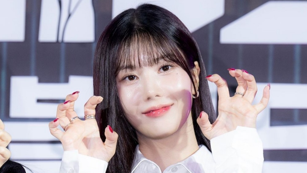 Kwon Eun-bi Steps In to Calm Fans After Collision Cancels Fan Sign