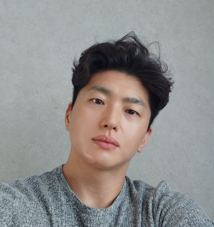 'I toured the country for 500,000 won': novelist So Jae-won weighs in on Park Wi's speaking fee scandal