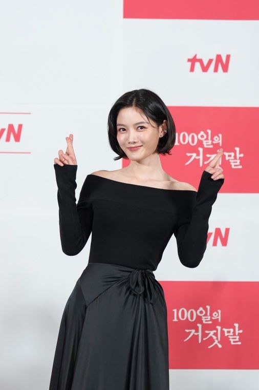 Kim Yoo-jung Began 100 Days of Lies With a Bow of Silence for Independence Fighters