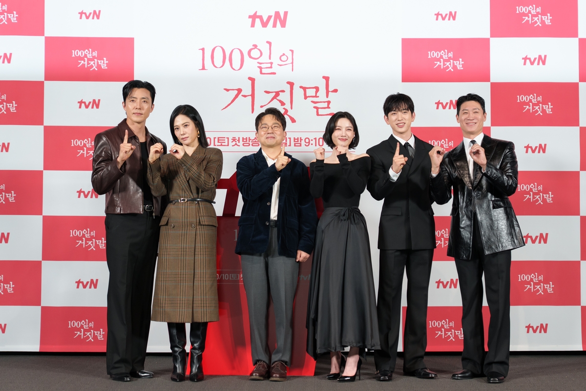 Kim Yoo-jung Began 100 Days of Lies With a Bow of Silence for Independence Fighters