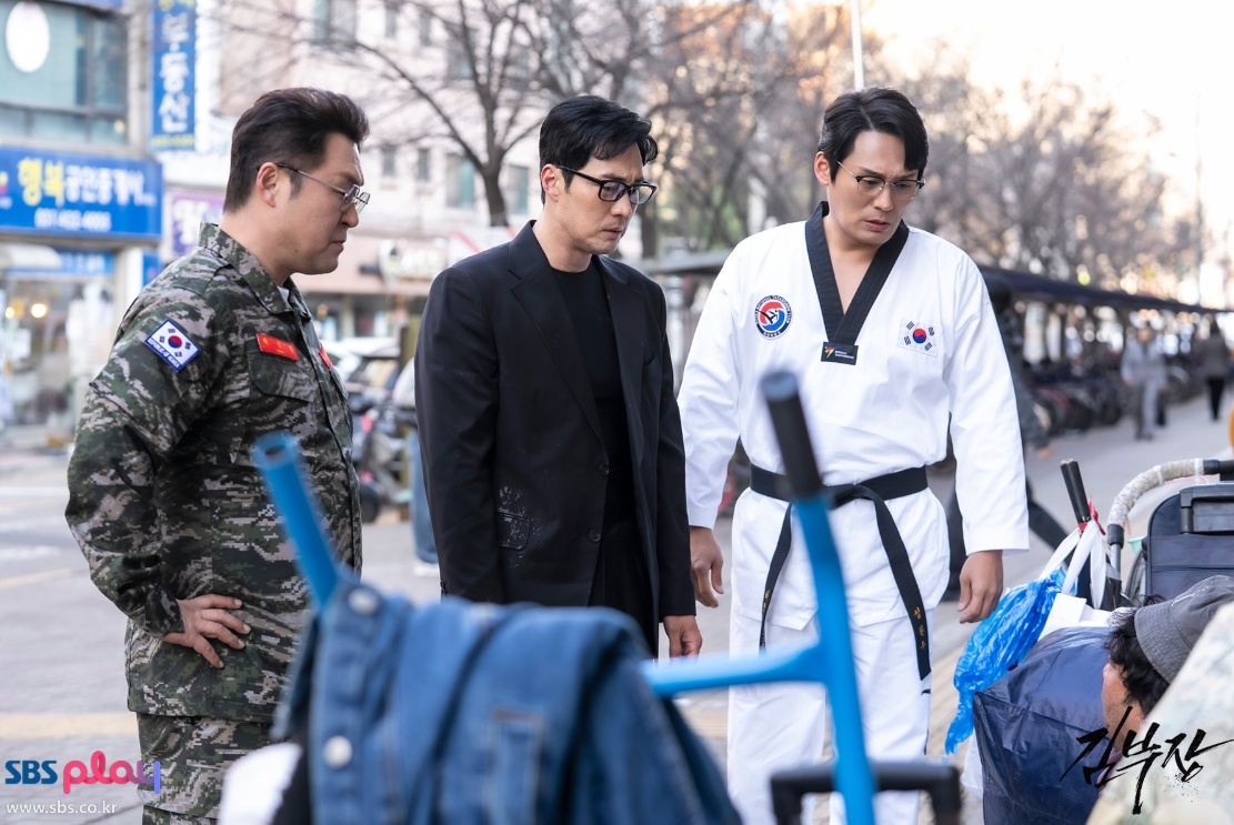 So Ji-sub's 'Kim Bu-jang' Tops Netflix Non-English Charts for 2 Weeks Straight