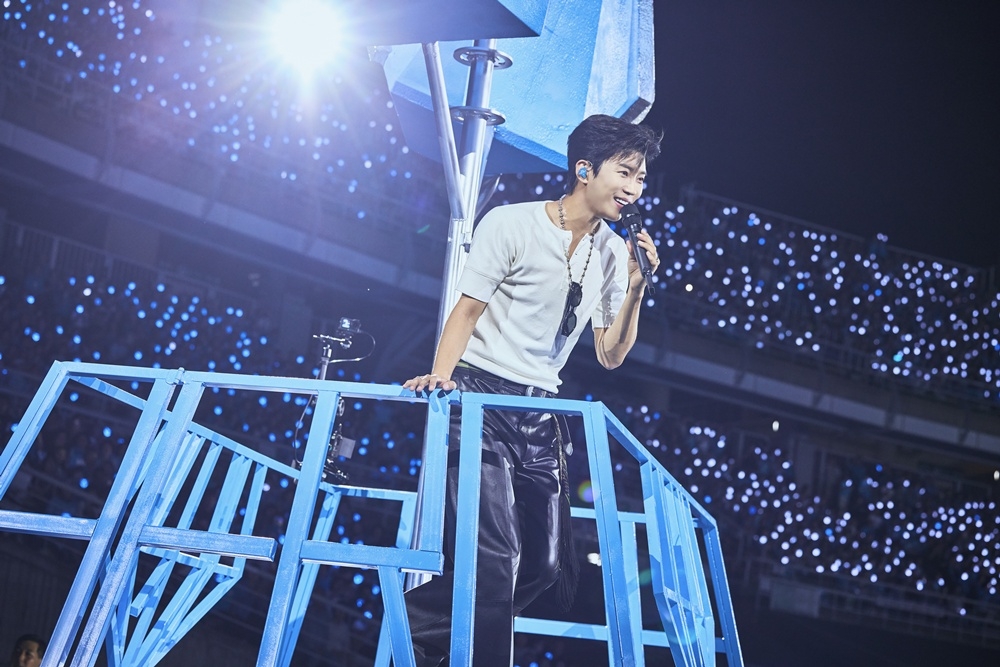 Im Young-woong Hits 1 Million Fans at His 10th Anniversary Stadium Concert