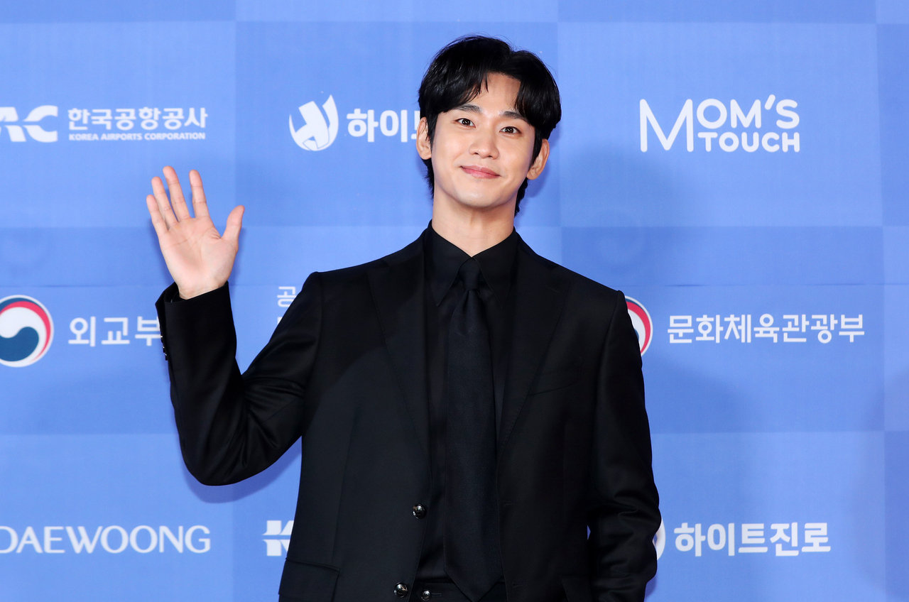 Kim Soo-hyun Returns to the Stage for the First Time in 17 Months, and Indonesian Fans Were in Tears