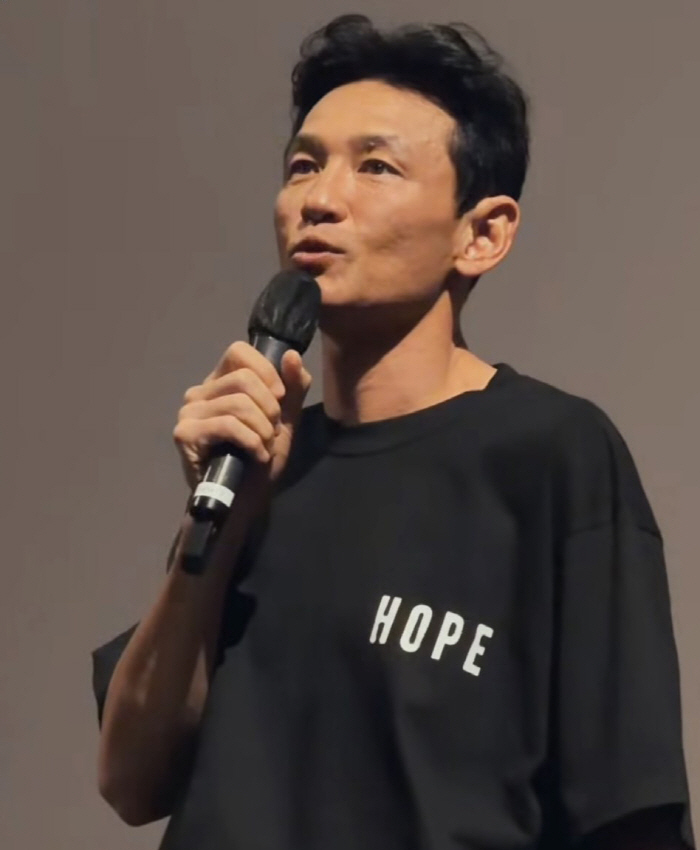 Hwang Jung-min Keeps 'Hope' Promotion Tour Going Amid Privacy Controversy and Legal Battle