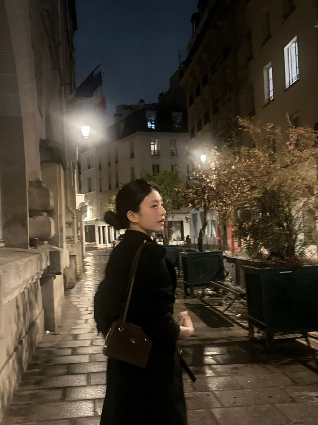 Two Looks, One City: Ko Yoon-jung's Paris Photos Are a Study in Contrast