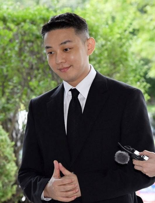 Yoo Ah-in Resurfaces in Photobooth Photos With a Close Friend During Public Hiatus