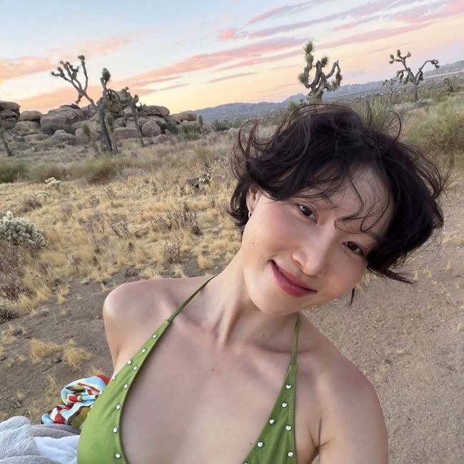 Hwasa shows off her fit body and relatable moments in new vacation photos