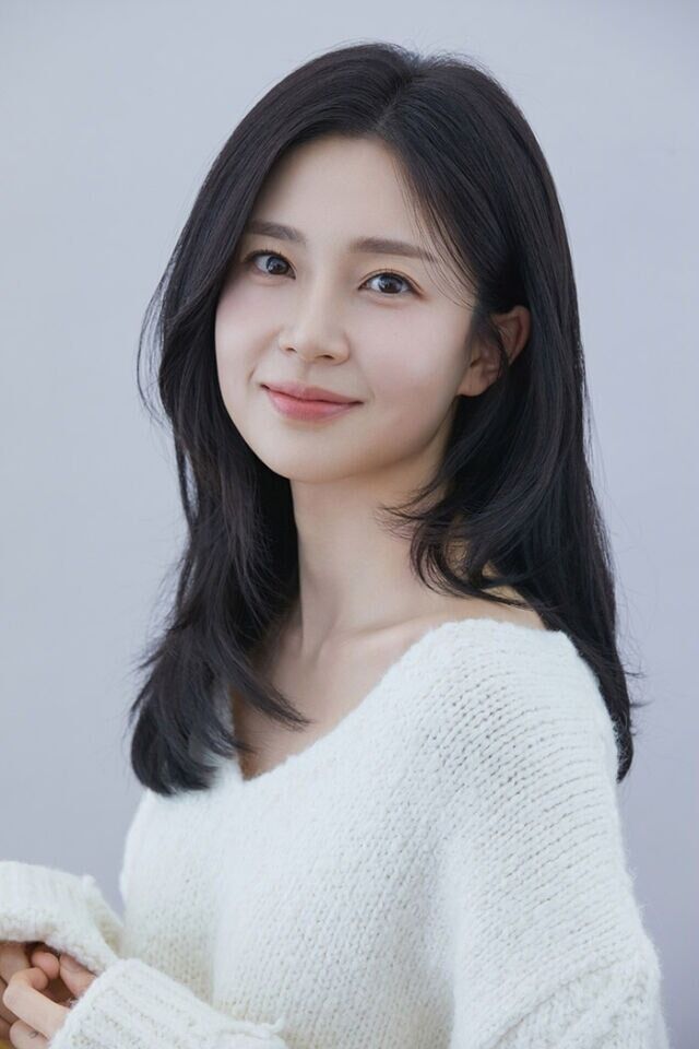 Actress Baek Jin-hee Announces Wedding to Canadian-Based Partner She Met on a Language Abroad