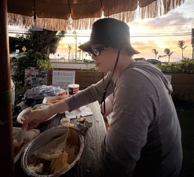 Lee Jong-suk Turns Off Comments After Vacation Photos Spark Appearance Debate