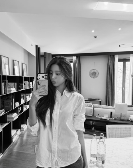 IVE's Jang Wonyoung Goes Makeup-Light in Milan and It's a Whole Different Vibe