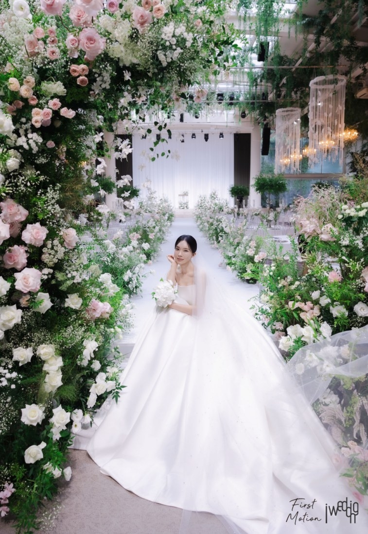 Kim Nahee Weds in 1,000-Guest Ceremony with Lee Chanwon and Song Gain by Her Side