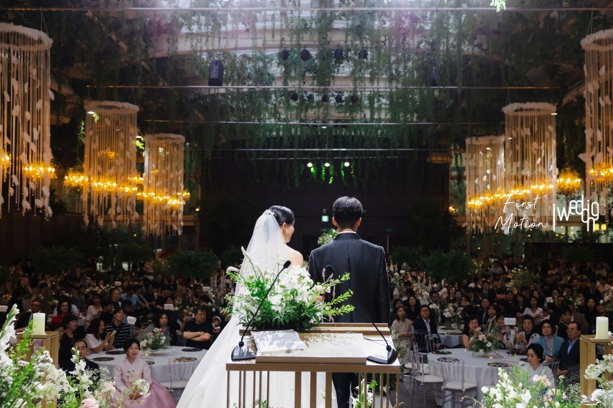 Kim Nahee Weds in 1,000-Guest Ceremony with Lee Chanwon and Song Gain by Her Side