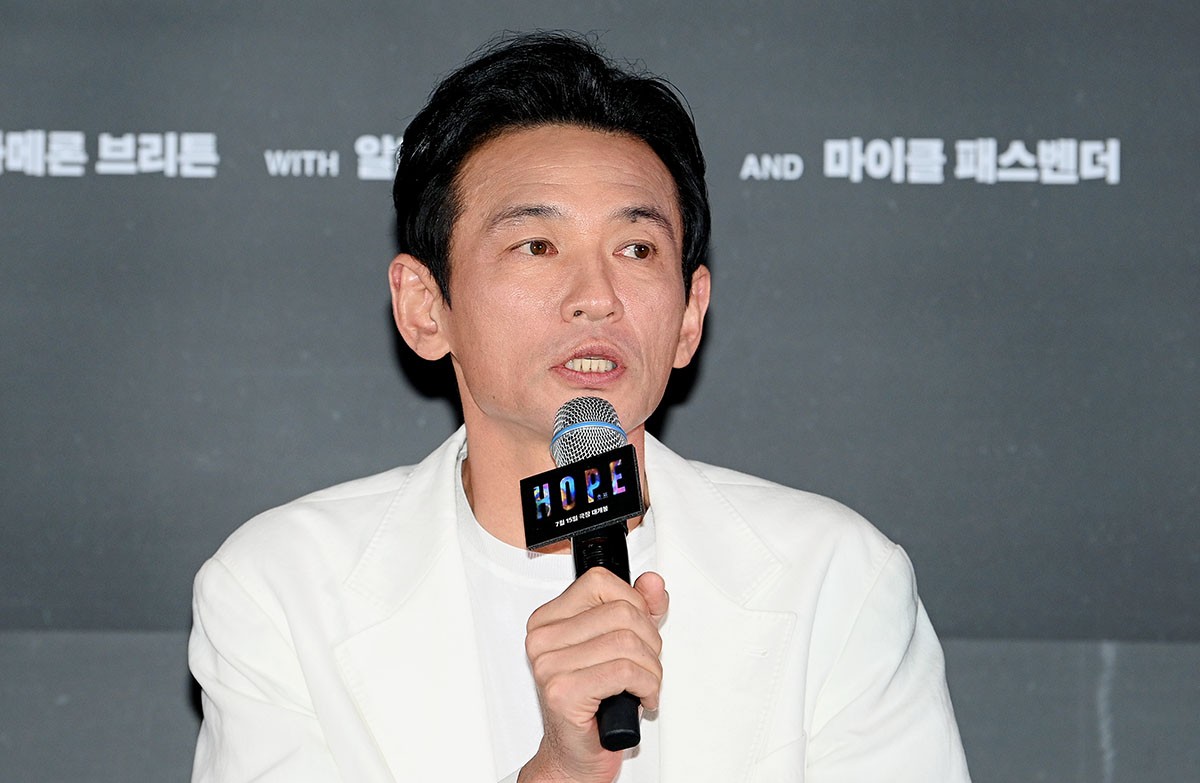 Hwang Jung-min's Stalker Drama Just Got Messier: Distributor Neon and His Minor Son Are Now Involved