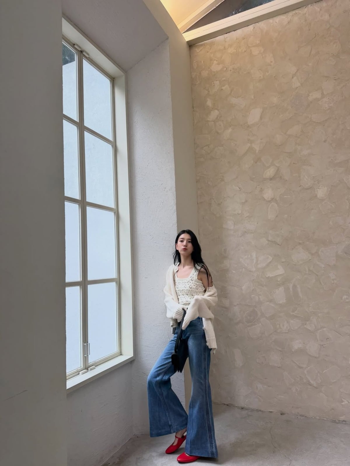 Suzy radiates elegance in stunning ballet-inspired Instagram shots