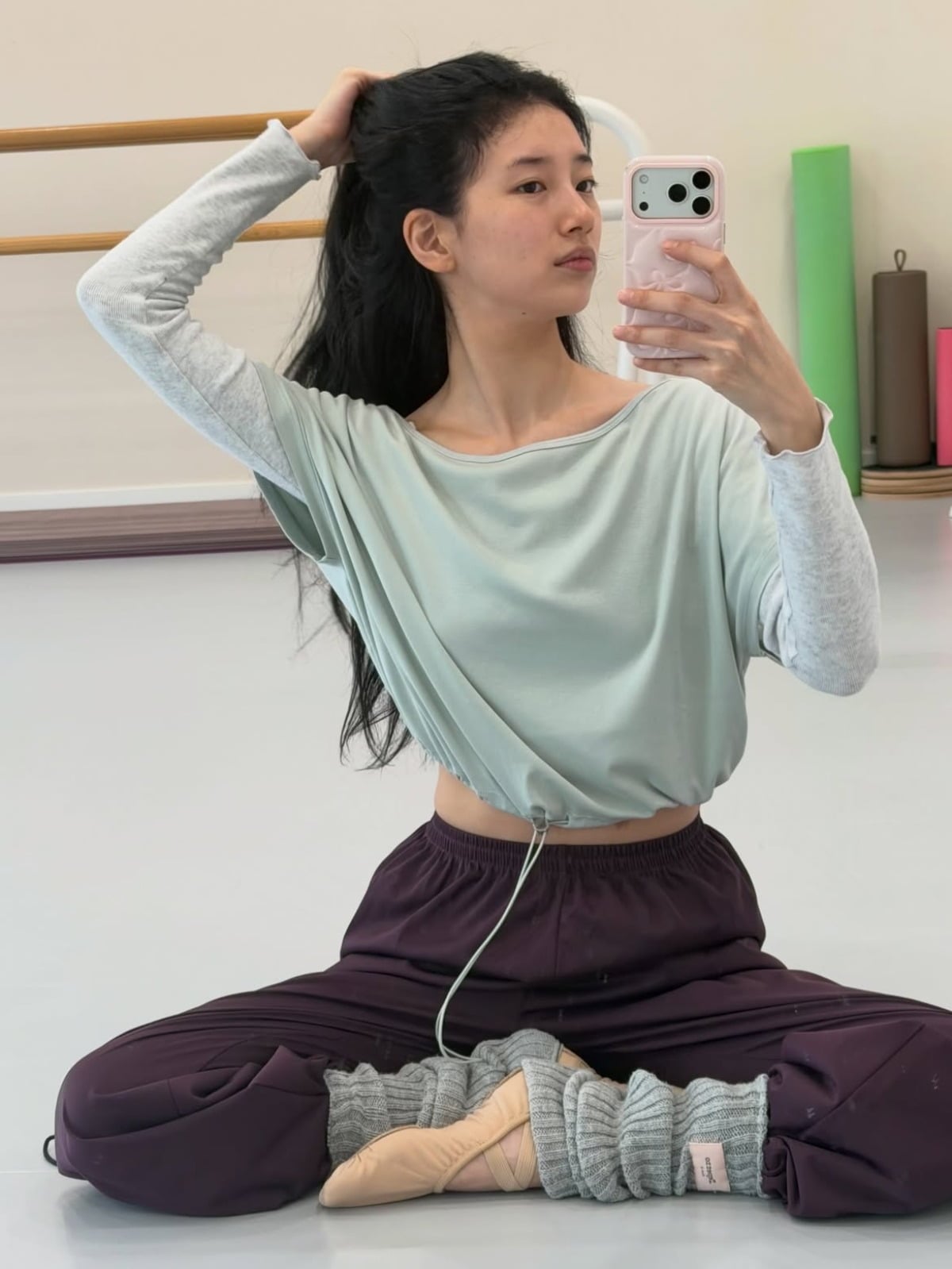Suzy radiates elegance in stunning ballet-inspired Instagram shots