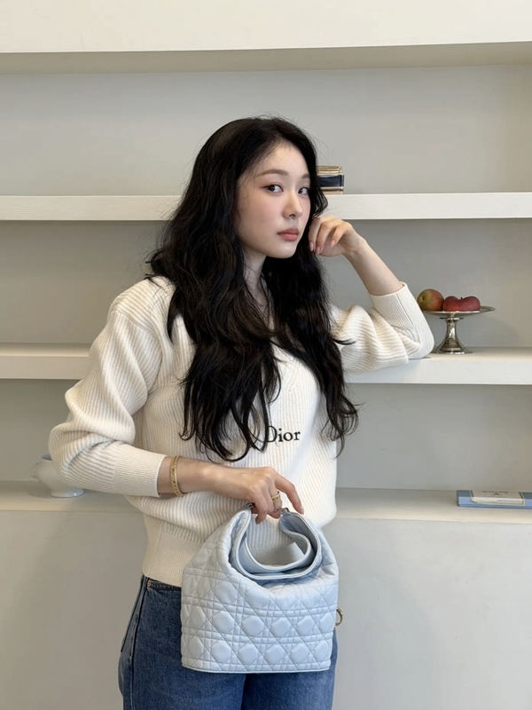 Kim Yuna Posts Casual SNS Update and Fans Say She Outshines the Dior Bag
