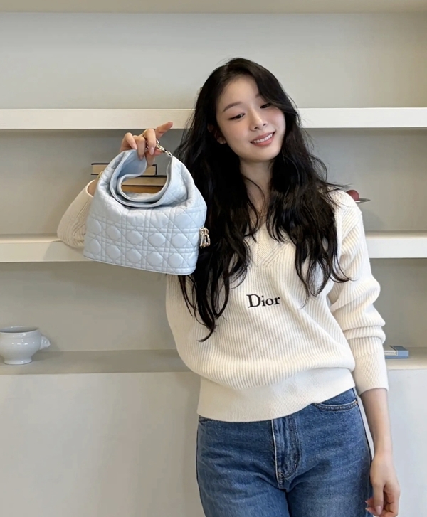 Kim Yuna Posts Casual SNS Update and Fans Say She Outshines the Dior Bag