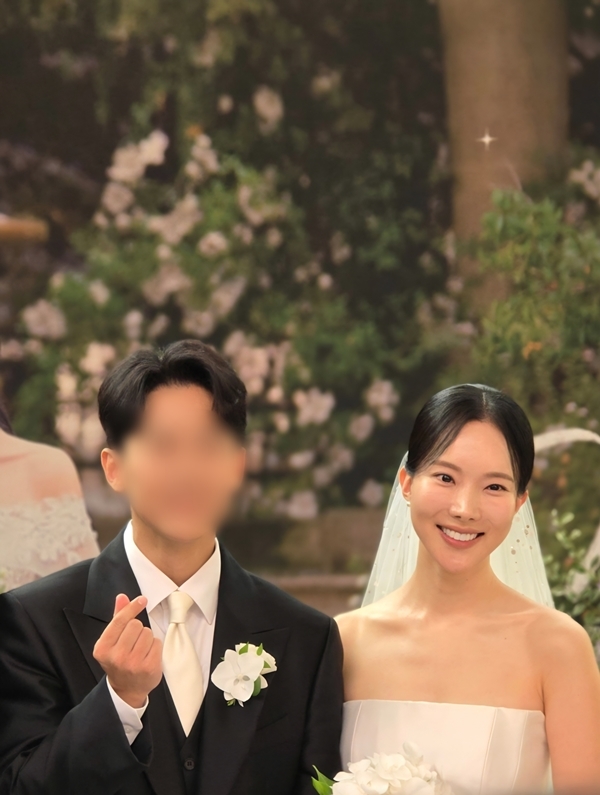 Kim Nahee Weds in 1,000-Guest Ceremony with Lee Chanwon and Song Gain by Her Side