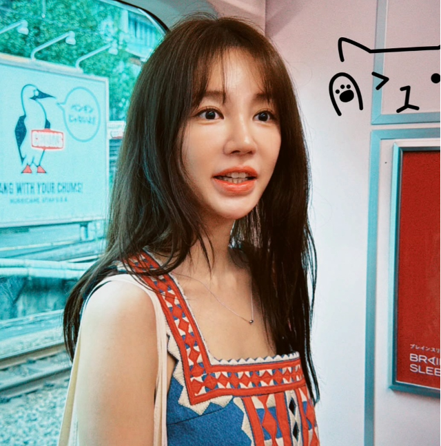 Yoon Eun-hye turns heads in apron-style top while exploring Tokyo