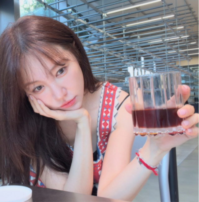 Yoon Eun-hye turns heads in apron-style top while exploring Tokyo