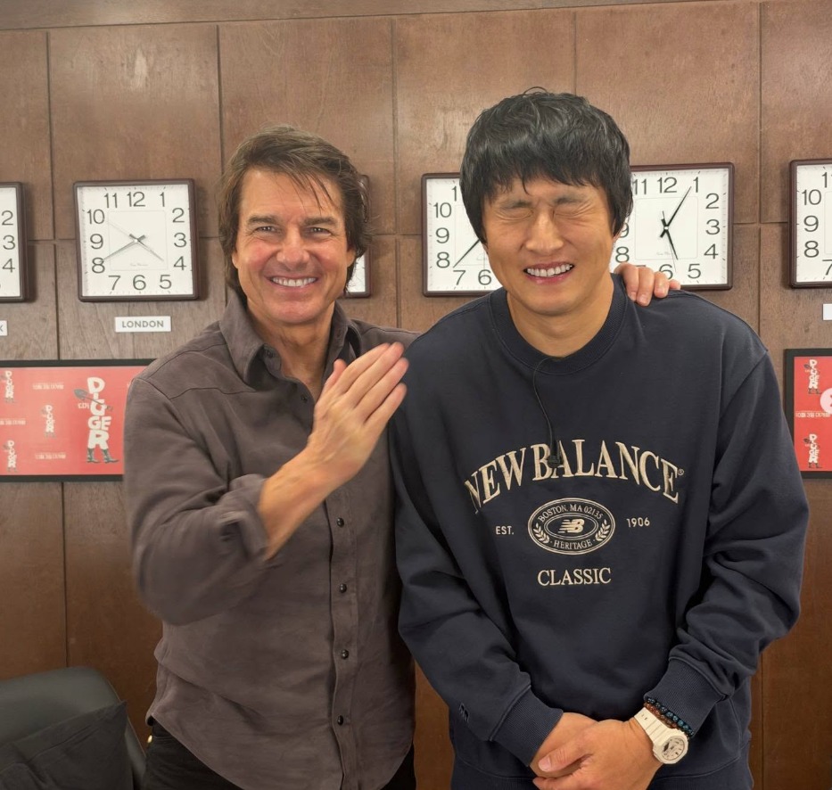 Ki An-84 Handed Tom Cruise a Hand-Drawn Portrait During His Seoul Visit