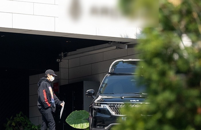 T.O.P and Nana Have Been Dating for 5 Months After His Music Video Shoot