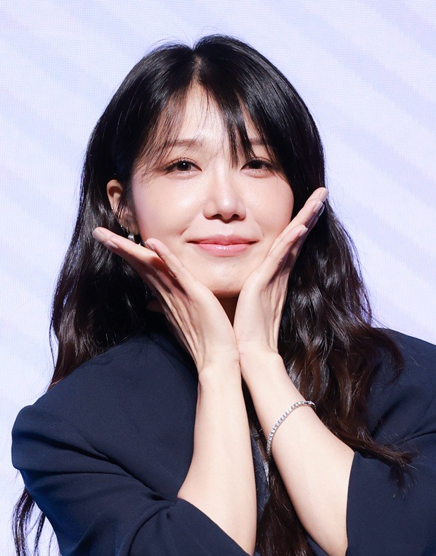 Jung Eun-ji's Bold Comeback: New Album 'Summer, I' Reveals Vocal Growth and Heartfelt Challenges
