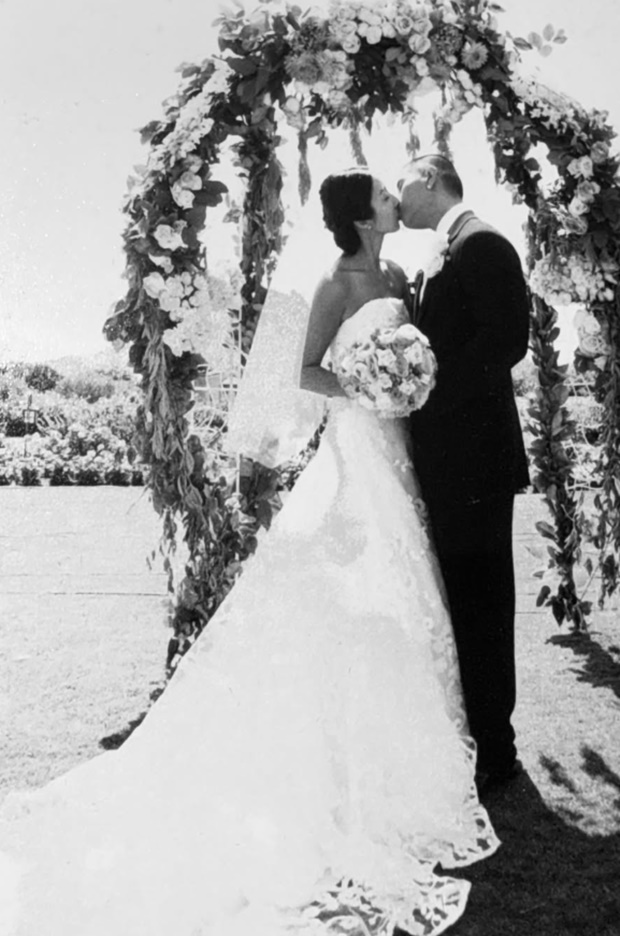 Yoo Seung-jun Posts Wife's Photo and Apology After 22 Years