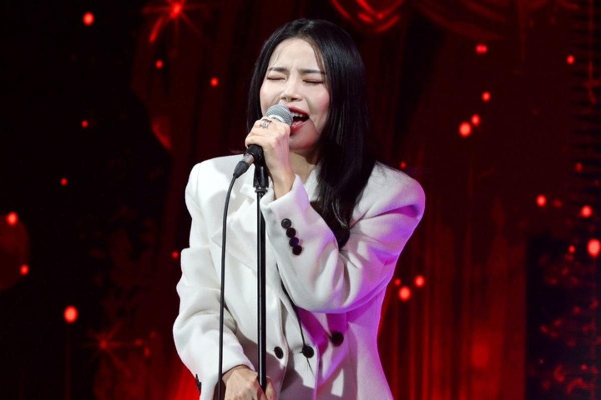 MAMAMOO's Solar attacked in LA: Random stranger throws chair during outing
