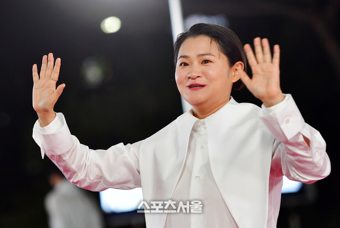 Na Honsan Posts Upbeat Cast Photo, But Kim Shin-young Is Nowhere to Be Seen