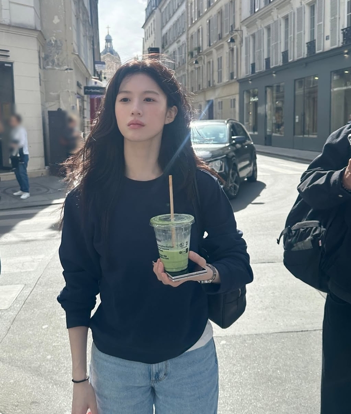 Two Looks, One City: Ko Yoon-jung's Paris Photos Are a Study in Contrast