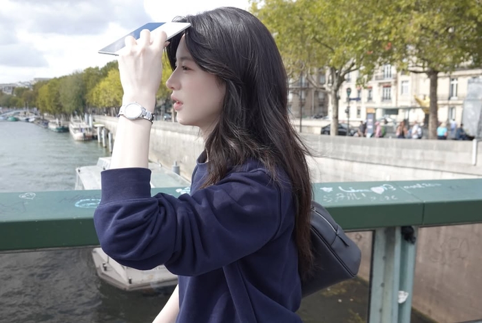 Two Looks, One City: Ko Yoon-jung's Paris Photos Are a Study in Contrast