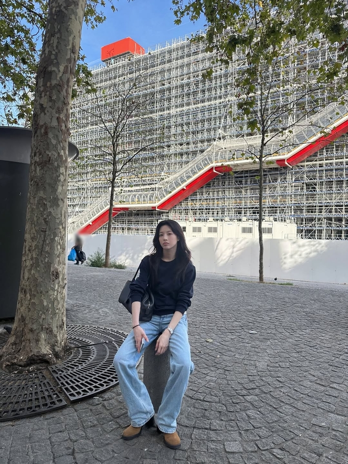 Two Looks, One City: Ko Yoon-jung's Paris Photos Are a Study in Contrast
