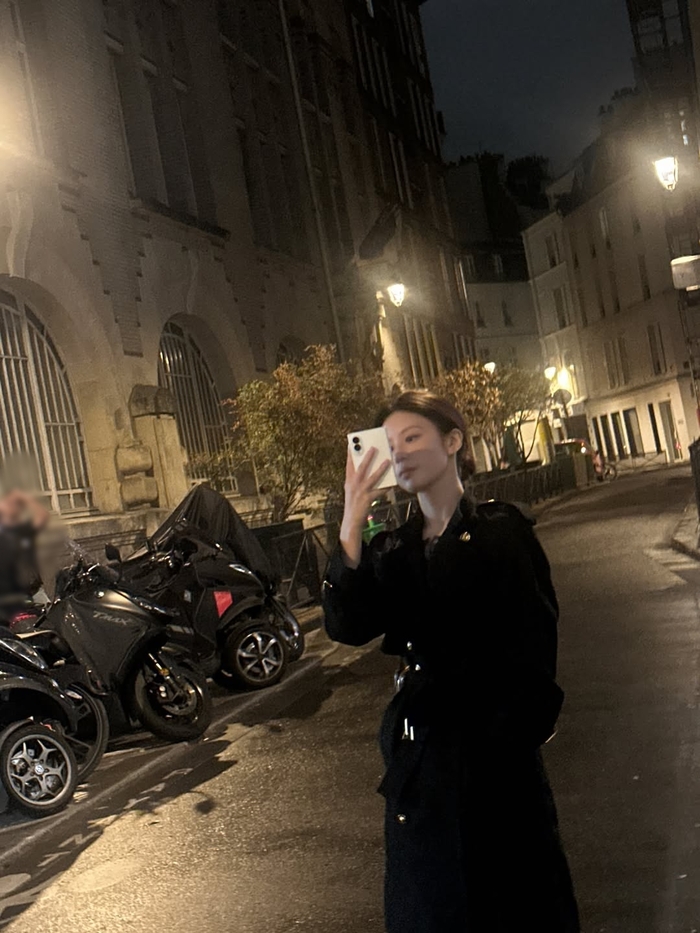 Two Looks, One City: Ko Yoon-jung's Paris Photos Are a Study in Contrast