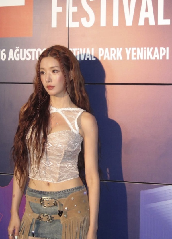 Kwon Eunbi Wows 50,000 Fans in Istanbul, Then Announces First RBW Single 'DEJAVU'