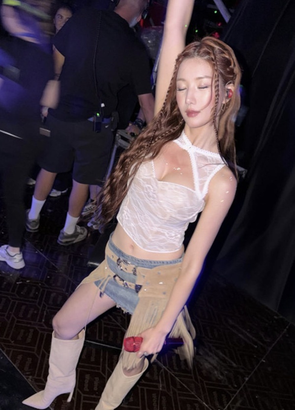 Kwon Eunbi Wows 50,000 Fans in Istanbul, Then Announces First RBW Single 'DEJAVU'